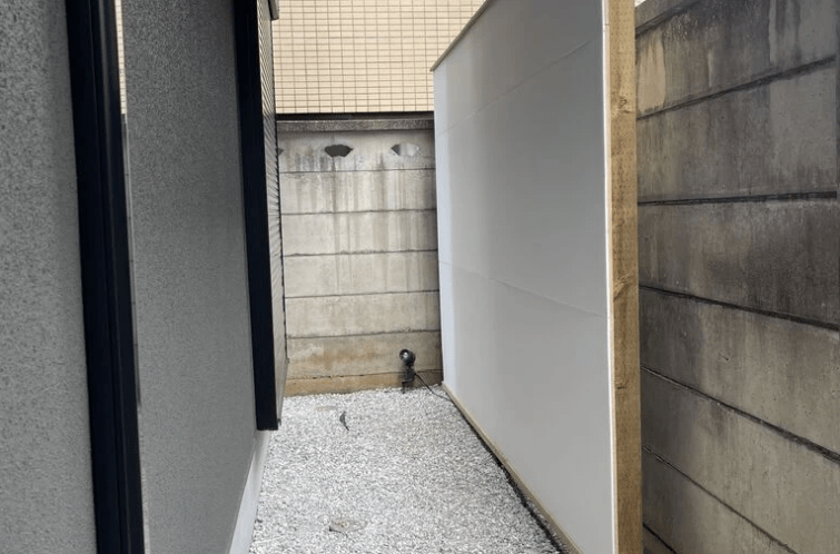 暗い玄関前と主庭が激変!アオダモとハイノキでつくるお洒落な庭の実例 壁を設ける